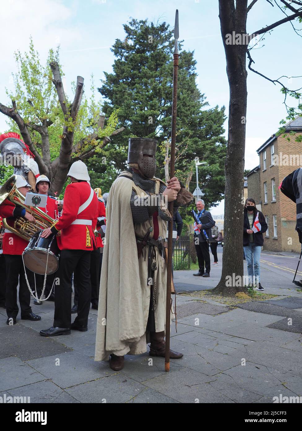 Gravesend, Kent, Großbritannien. 22. April 2022. Heute Morgen fand in Gravesend, Kent, eine Parade zum St. George's Day statt. Die jährliche Feier wird von Cohesham Borough Council, Dartford Borough Council und Arts Council England sowie weiteren Partnerorganisationen in Partnerschaft mit dem Kent Equality Cohesation Council organisiert. Kredit: James Bell/Alamy Live Nachrichten Stockfoto