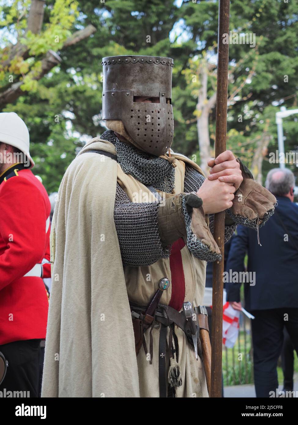 Gravesend, Kent, Großbritannien. 22. April 2022. Heute Morgen fand in Gravesend, Kent, eine Parade zum St. George's Day statt. Die jährliche Feier wird von Cohesham Borough Council, Dartford Borough Council und Arts Council England sowie weiteren Partnerorganisationen in Partnerschaft mit dem Kent Equality Cohesation Council organisiert. Kredit: James Bell/Alamy Live Nachrichten Stockfoto