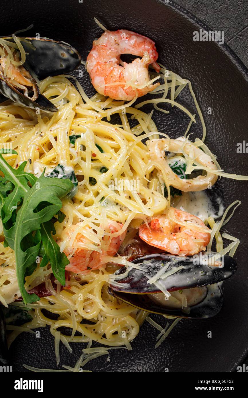 Schüssel mit Gourmet-Meeresfrüchte-Pasta Stockfoto