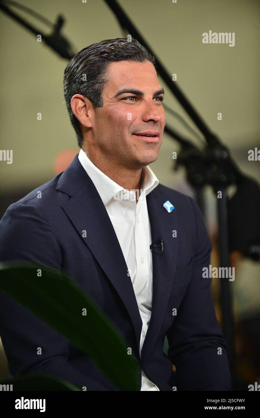 Miami Beach, FL, USA. 18. April 2022. Francis Suarez, Bürgermeister der Stadt Miami bei einem Interview von CNBC während der Emerge Americas 2022 im Miami Beach Convention Center am 18. April 2022 in Miami Beach, Florida. Kredit: Mpi10/Media Punch/Alamy Live Nachrichten Stockfoto