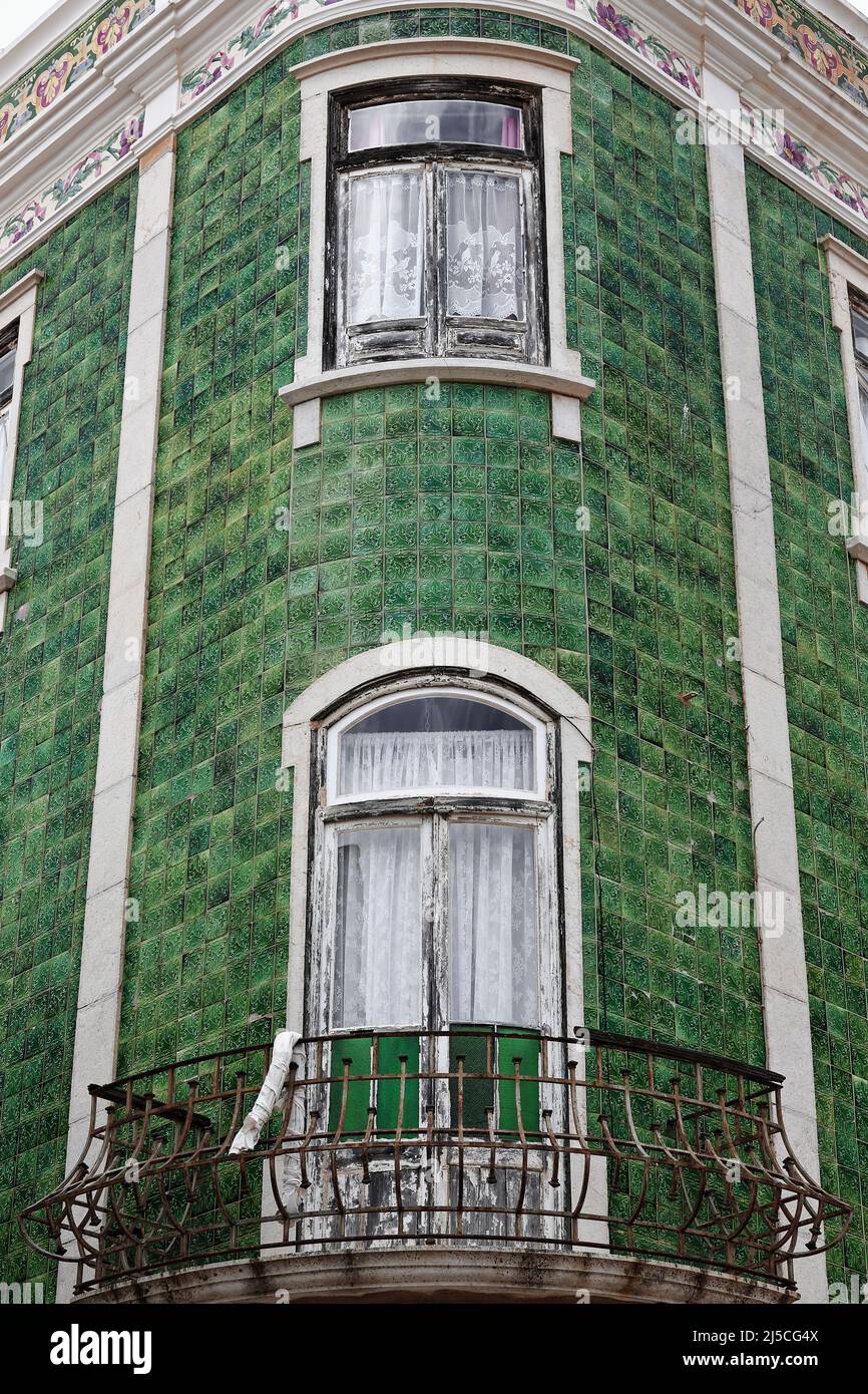 façade mit grünen Fliesen und neoklassizistischem Gebäude, Ecke mit Kopfsteinpflaster, Platz Luis de Camoes. Lagos-Portugal-215 Stockfoto