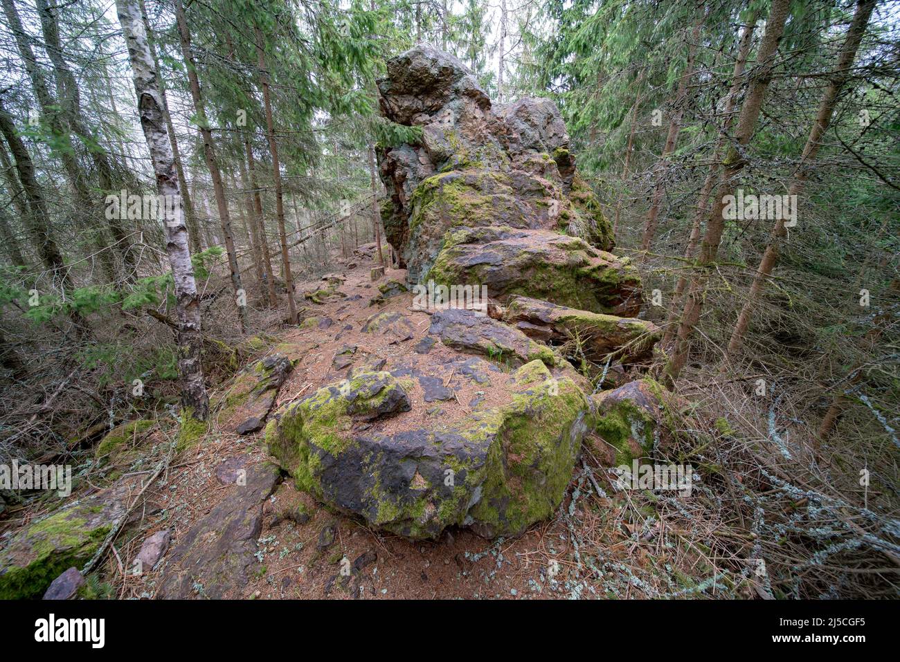 Fabians Bett ('Fabiánovo lože'), eine Felsformation auf dem Velka Baba Hügel, Brdy Mts., Tschechien. Sitz des lokalen Schutzgeistes nach Volkslegenden. Stockfoto