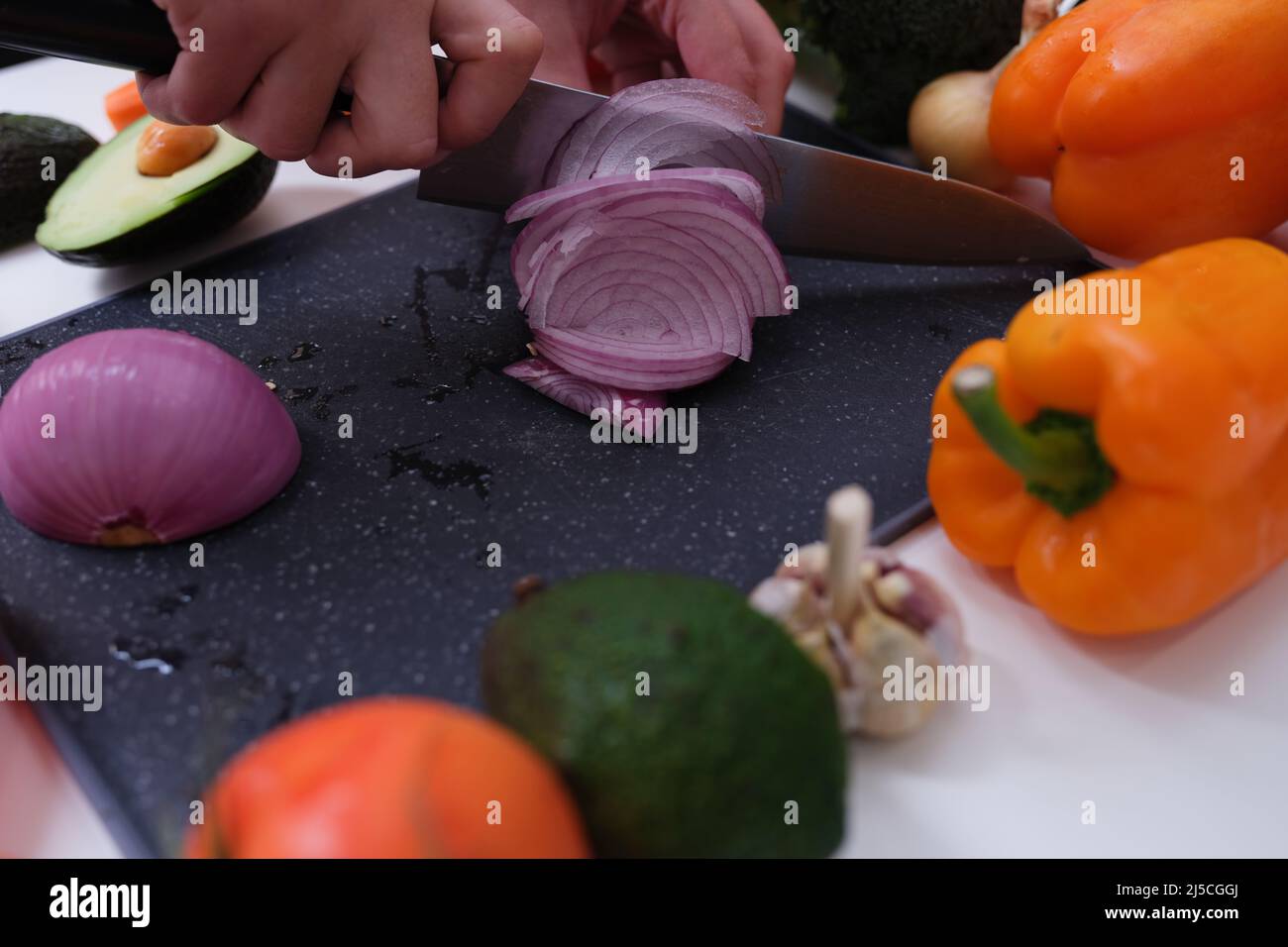 Schneiden von Gemüse rote Zwiebel und gesunde Lebensmittel Stockfoto