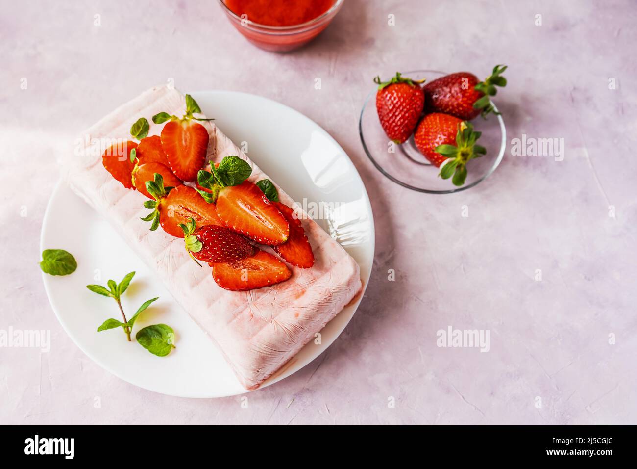 Italienisches Erdbeerdessert Semifreddo mit Sauce - kaltes Dessert wie ein Eis Stockfoto