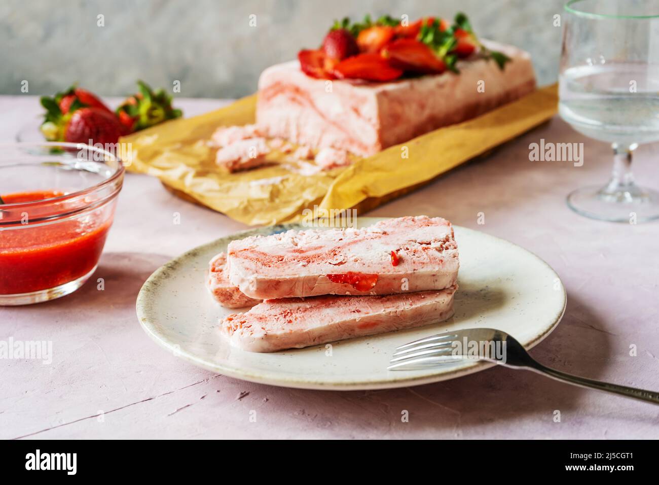 Italienisches Erdbeerdessert Semifreddo mit Sauce - kaltes Dessert wie ein Eis. Selektiver Fokus Stockfoto