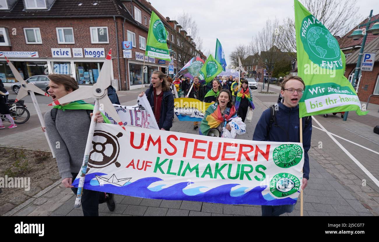 22. April 2022, Schleswig-Holstein, Brunsbüttel: Klimaaktivisten von Fridays for Future demonstrieren gegen das geplante LNG-Terminal in Brunsbüttel. Das Terminal soll spätestens 2026 in Betrieb gehen und eine Kapazität von 8 Milliarden Kubikmetern Gas haben. Angesichts des Krieges in der Ukraine will die Bundesregierung die Abhängigkeit Deutschlands von russischem Erdgas so schnell wie möglich beenden. Foto: Marcus Brandt/dpa Stockfoto