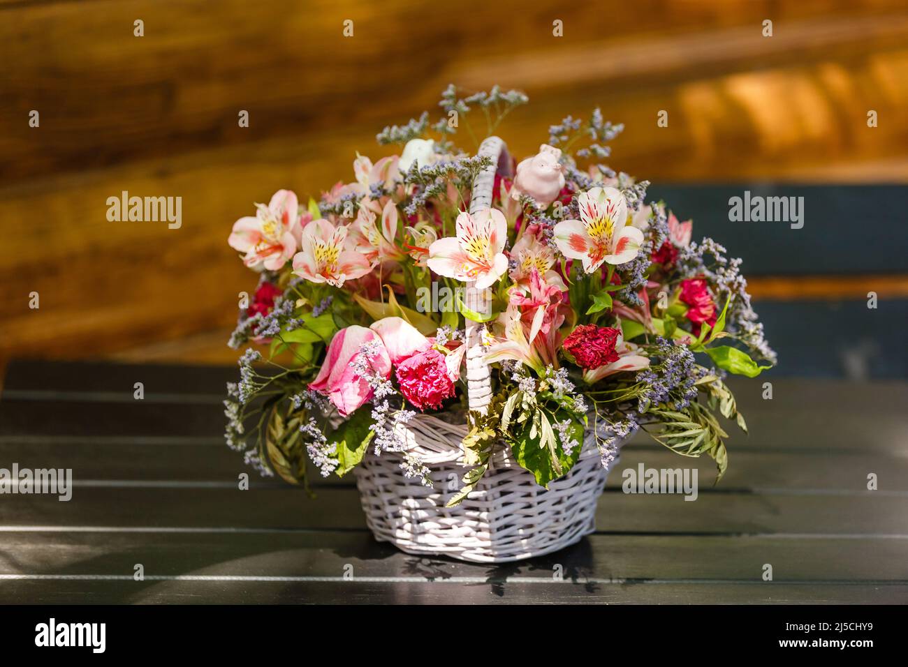 Schöne Blumen im Korb Stockfoto