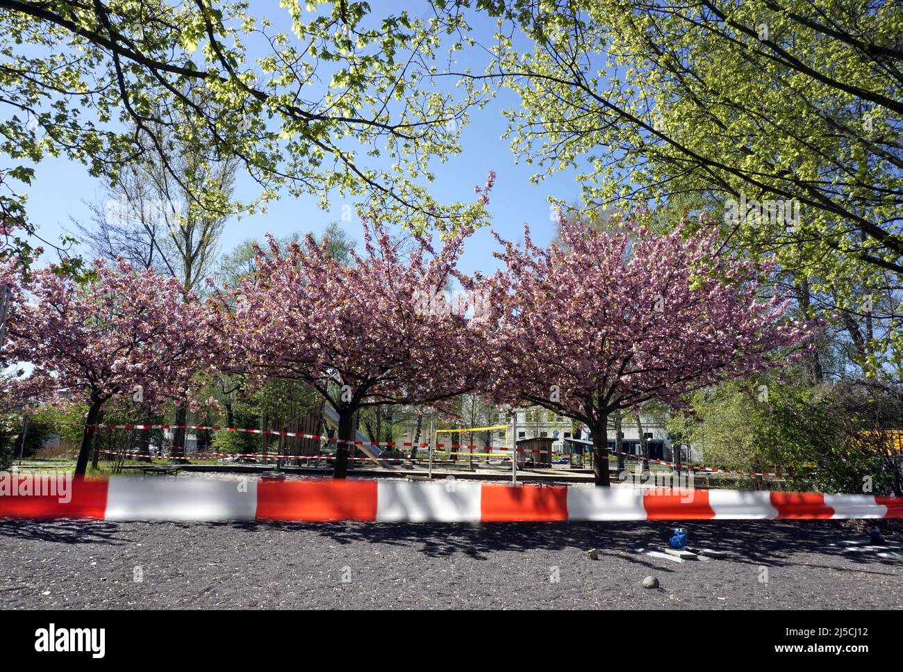 Geschlossener Biergarten und Sportplatz in Potsdam. Das aufgrund der Corona-Pandemie eingeweitete Kontaktverbot wurde um einige Wochen verlängert. [Automatisierte Übersetzung] Stockfoto