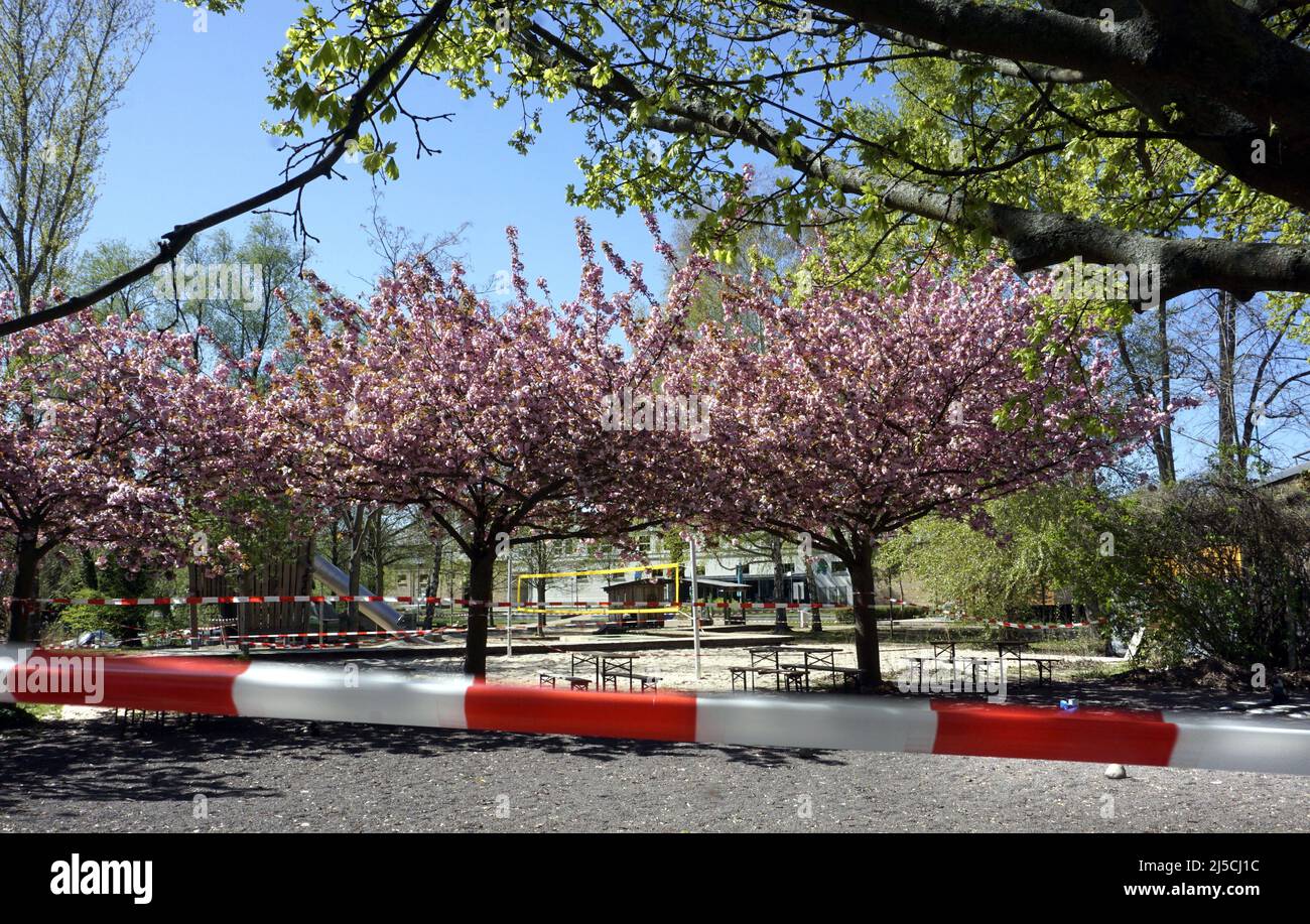 Geschlossener Biergarten und Sportplatz in Potsdam. Das aufgrund der Corona-Pandemie eingeweitete Kontaktverbot wurde um einige Wochen verlängert. [Automatisierte Übersetzung] Stockfoto