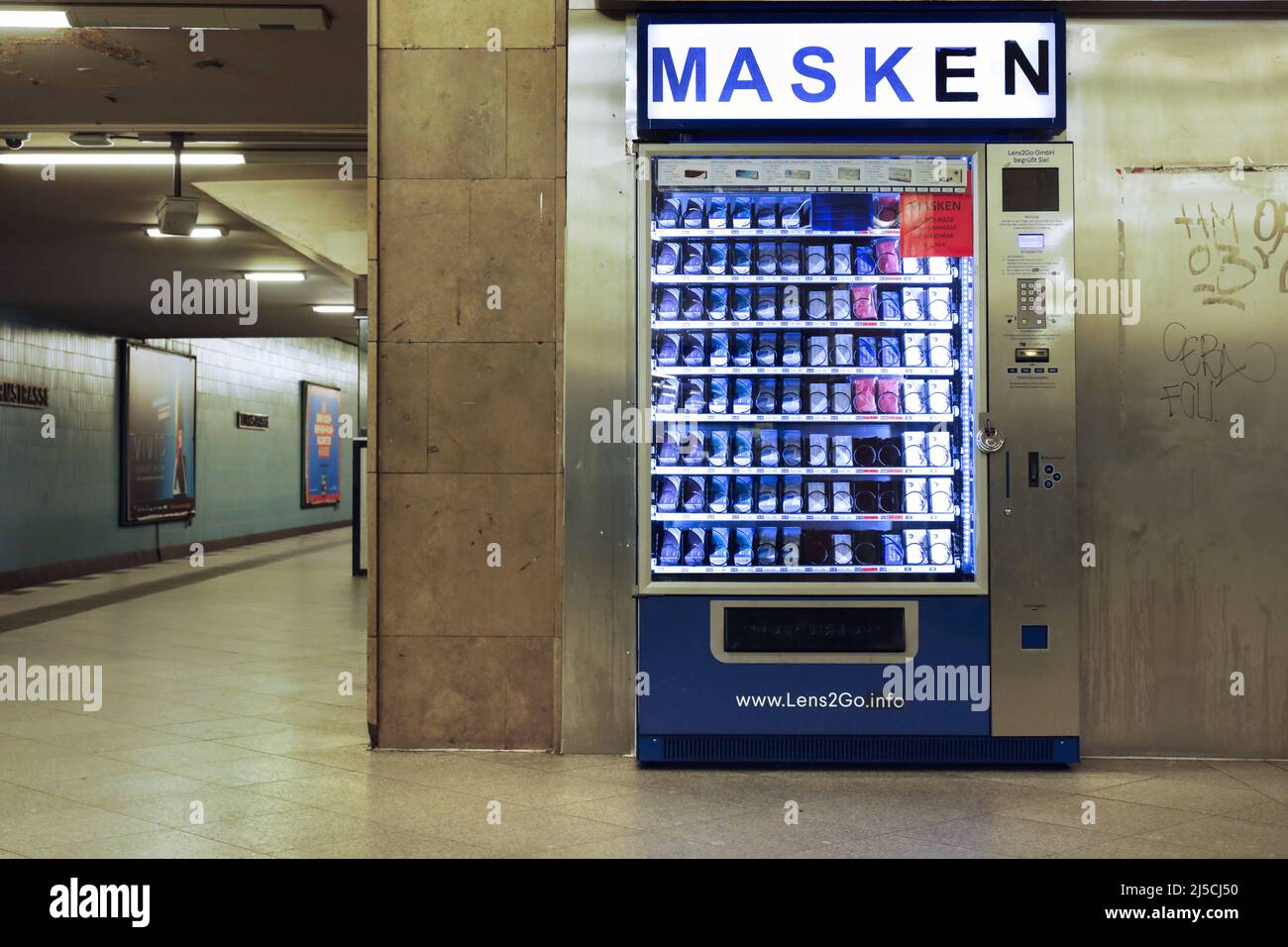 Verkaufsautomat mit Schutzmasken in einer Berliner U-Bahn-Station. In Deutschland ist es nun Pflicht, in öffentlichen Verkehrsmitteln und Einzelhandelsgeschäften eine Gesichtsmaske zu tragen. [Automatisierte Übersetzung] Stockfoto
