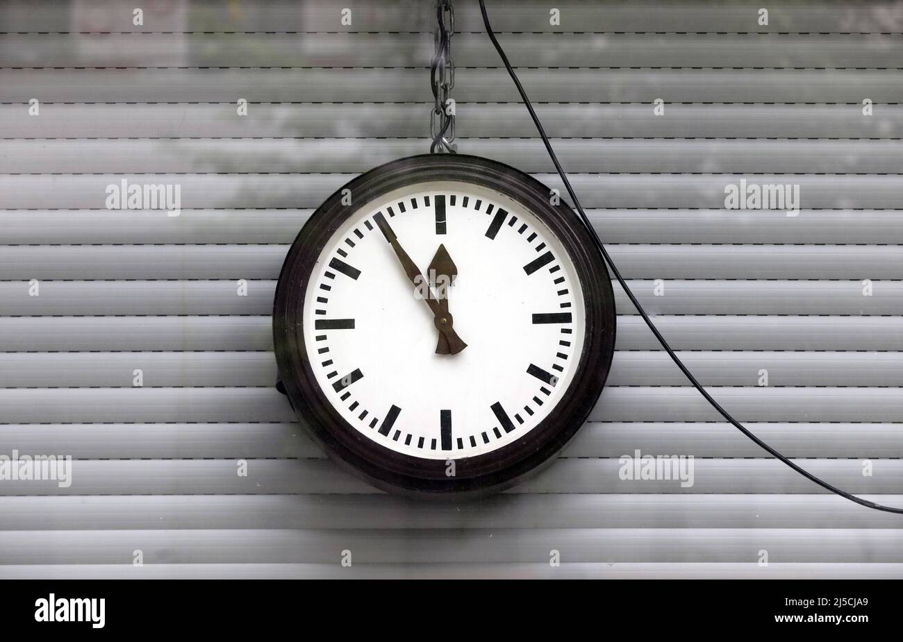 Symbolbild - Uhr zeigt 5 bis zwölf Minuten an. [Automatisierte Übersetzung] Stockfoto