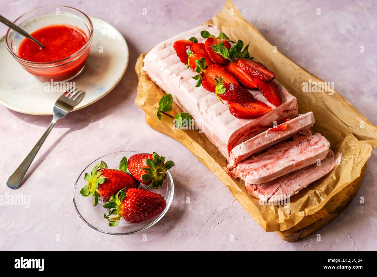 Italienisches Erdbeerdessert Semifreddo mit Sauce - kaltes Dessert wie ein Eis Stockfoto