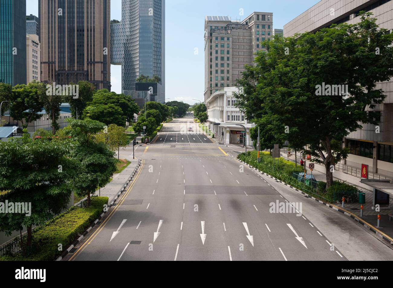 05.05.2020, Singapur, Republik Singapur, Asien - leere Straßen und kaum Verkehr im Stadtzentrum während der Sperrung aufgrund der Corona-Krise (Covid-19). [Automatisierte Übersetzung] Stockfoto