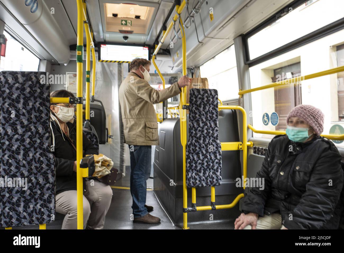 Deutschland, Berlin, 04.05.2020. Passagiere eines Busses der BVG in Berlin-Mitte am 04.05.2020. Die Vordertür ist nun geschlossen, um den Fahrer zu schützen. [Automatisierte Übersetzung] Stockfoto