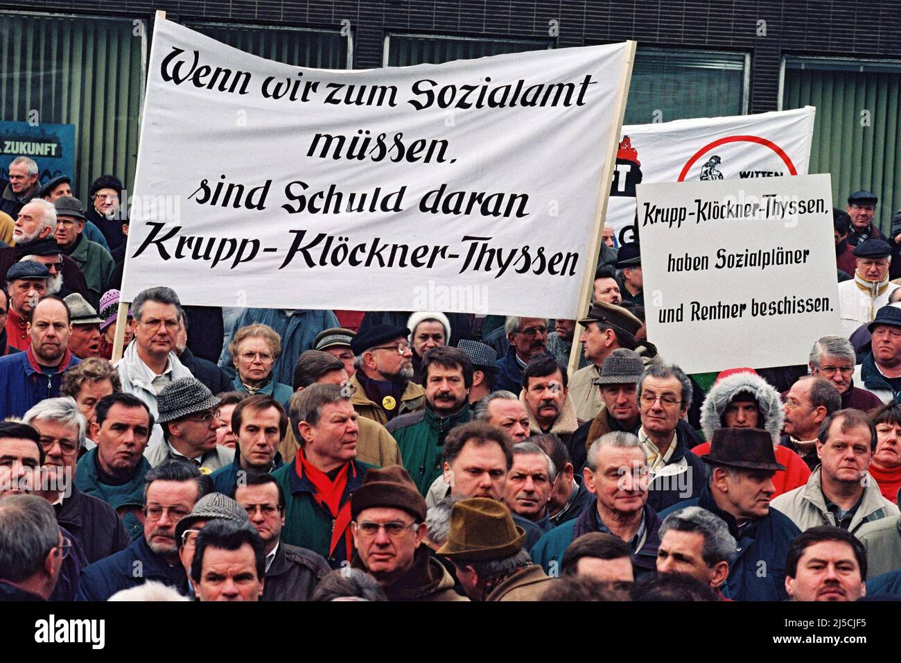 Duisburg, DEU, 10. Februar 1995 - heftiger Protest von Arbeitern der Vereinigten Schmiedewerke, VSG, aus Hattingen. Sie demonstrieren gegen die Schließung ihres Werks vor dem ThyssenKrupp-Hauptsitz in Duisburg. Am 23. Dezember 2003 wurde bei der Vereinigten Schmiedewerke in Hattingen die letzte Stahlrolle geschmiedet. Mit dieser letzten Verschiebung der 2.500-Tonnen-Presse endete die Stahlgeschichte der Henrichshütte. [Automatisierte Übersetzung] Stockfoto