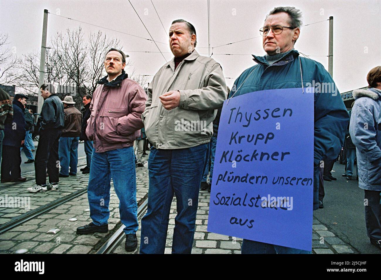 Duisburg, DEU, 10. Februar 1995 - heftiger Protest von Arbeitern der Vereinigten Schmiedewerke, VSG, aus Hattingen. Sie demonstrieren gegen die Schließung ihres Werks vor dem ThyssenKrupp-Hauptsitz in Duisburg. Am 23. Dezember 2003 wurde bei der Vereinigten Schmiedewerke in Hattingen die letzte Stahlrolle geschmiedet. Mit dieser letzten Verschiebung der 2.500-Tonnen-Presse endete die Stahlgeschichte der Henrichshütte. [Automatisierte Übersetzung] Stockfoto