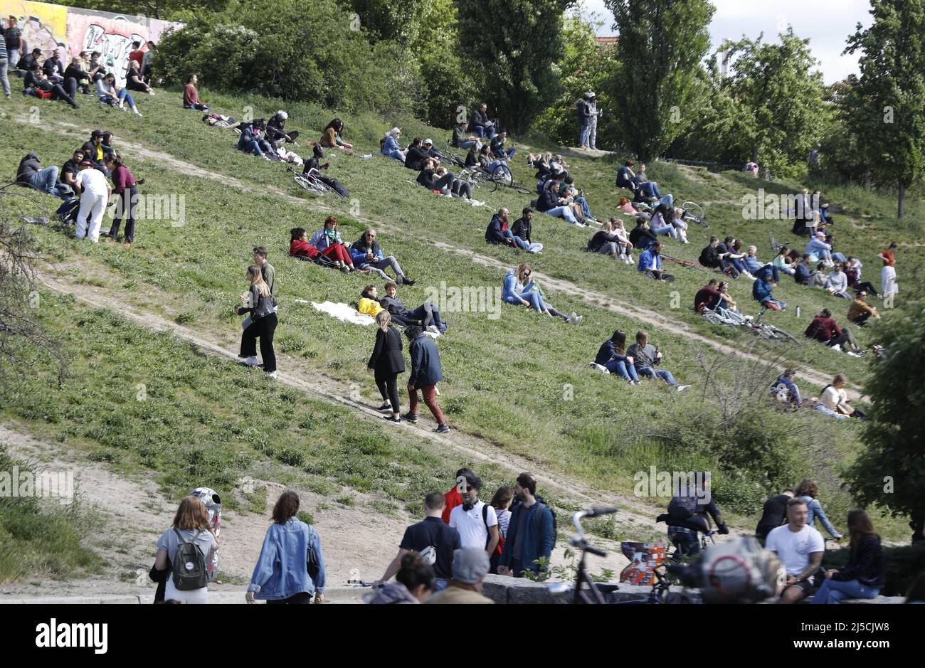 Berlin, DEU, 17.05.2020 - Berlins Mauerpark ist gut besucht. Es ist schwierig, die Entfernungsregel hier zu halten. Deutschland öffnet sich langsam wieder. Nach der Sperrung können Geschäfte und Restaurants nun allmählich wieder Kunden bedienen. Parks und Spielplätze sind wieder geöffnet. [Automatisierte Übersetzung] Stockfoto