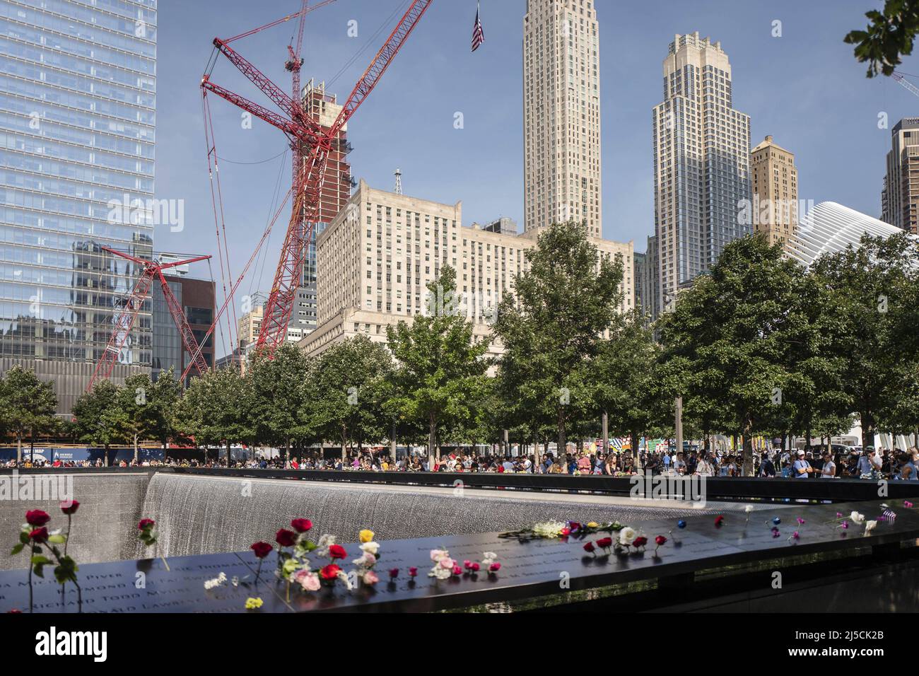 'USA, New York, 11. September 2019. Das National 9/11 Memorial in Manhattan am 11. September 2019. 18.. Jahrestag des Angriffs auf das World Trade Center in New York. Ein Moment des Schweigens und das Glockengeläut gedachten der Opfer der Terroranschläge vom 11. September 2001. Für viele Verwandte ist der Schmerz selbst nach 18 Jahren schwer zu ertragen. Das 9/11 Memorial ist ein Denkmal zur Erinnerung an die rund 3.000 Opfer der Terroranschläge vom 11. September 2001 und die Bombardierung des World Trade Center im Jahr 1993. Im Hintergrund: Der Bahnhof Oculus von Calatrava. Das World Trade Center Stockfoto