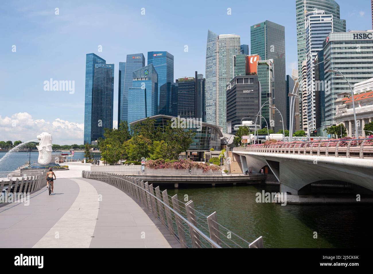 19.05.2020, Singapur, Republik Singapur, Asien - Blick von der Jubilee Bridge auf den verlassenen Merlion Park am Ufer des Singapore River und Wolkenkratzer des Geschäftsviertels im Hintergrund inmitten der Coronavirus-Krise (Covid-19). In der Regel ist die Gegend um Marina Bay voller Touristen, aber jetzt ist es total verlassen, bis auf ein paar Leute. [Automatisierte Übersetzung] Stockfoto