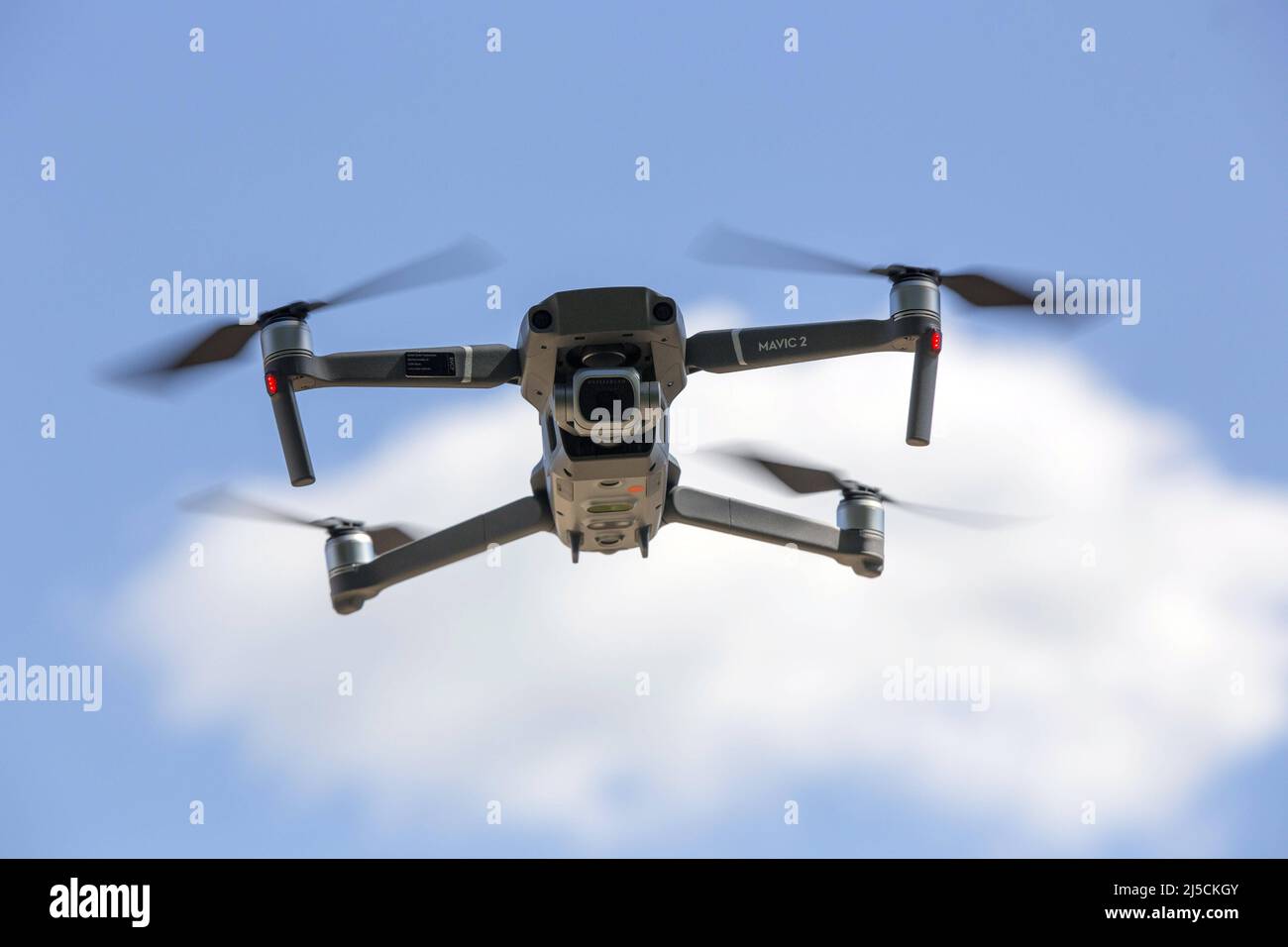 Muenchenberge, DEU, 20.05.2020 - Eine Mavic2 Pro Drohne von DJI im Flug während Film- und Fotoshootings. [Automatisierte Übersetzung] Stockfoto