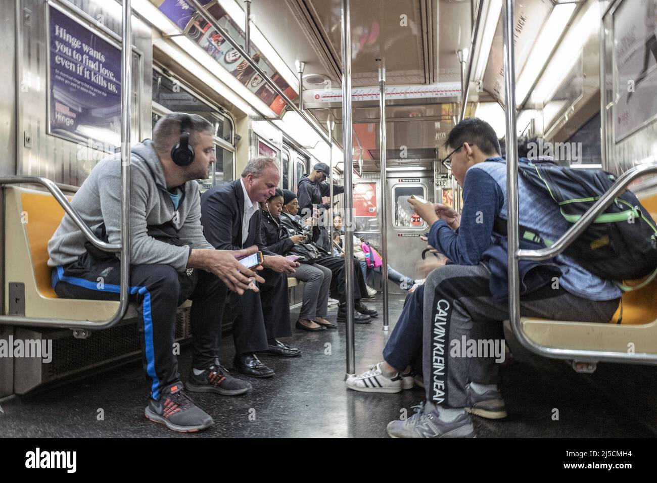 USA, New York, 08. Oktober 2019. Passagiere in der U-Bahn in Manhattan am 08. Oktober 2019. [Automatisierte Übersetzung] Stockfoto