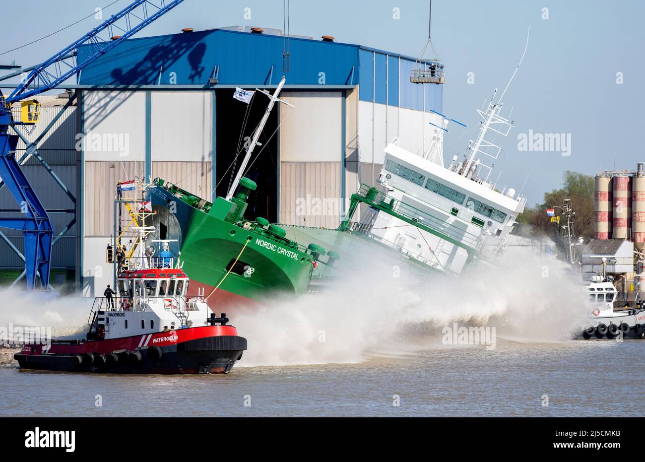 Leer, Deutschland. 22. April 2022. Der Massengutfrachter „Nordic Crystal“ wird seitwärts auf der Ferus Smit Werft gestartet. Das Schiff wurde von der Werft für die schwedische Thun-Gruppe gebaut und ist etwa 100 Meter lang und 13,35 Meter breit. Quelle: Hauke-Christian Dittrich/dpa/Alamy Live News Stockfoto