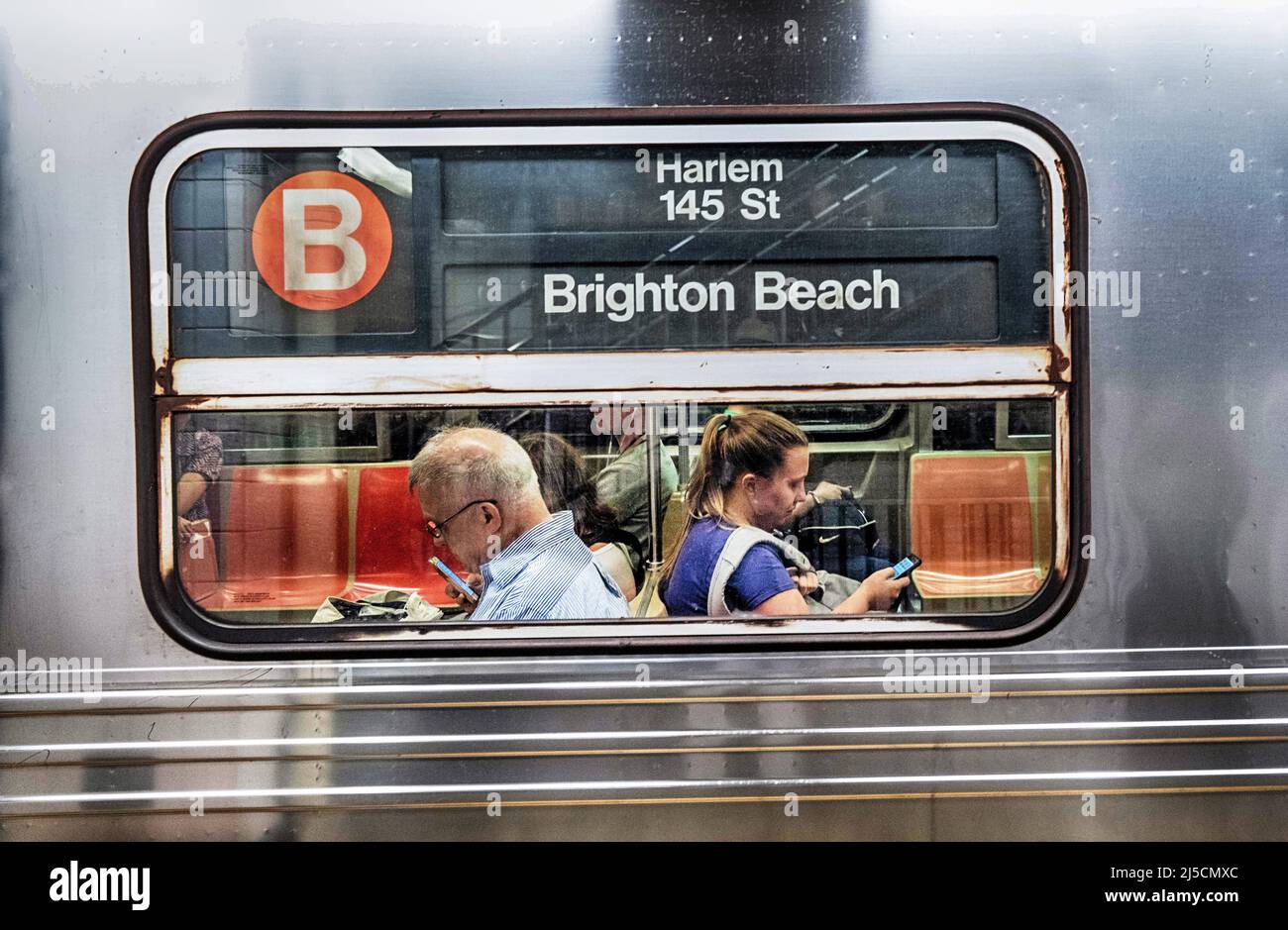 USA, New York, 20. September 2019. Zug B-Passagiere an einer U-Bahnstation in Brooklyn am 20. September 2019. [Automatisierte Übersetzung] Stockfoto