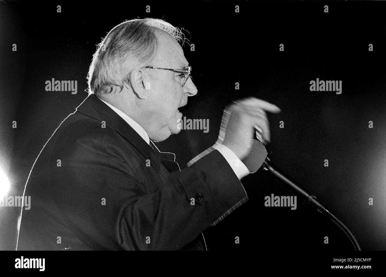 Erfurt, DEU, 20.02.1990 - Bundeskanzler Helmut Kohl spricht auf dem Erfurter Domplatz. Dies war Kohls erster Wahlkampfauftritt in der DDR. [Automatisierte Übersetzung] Stockfoto