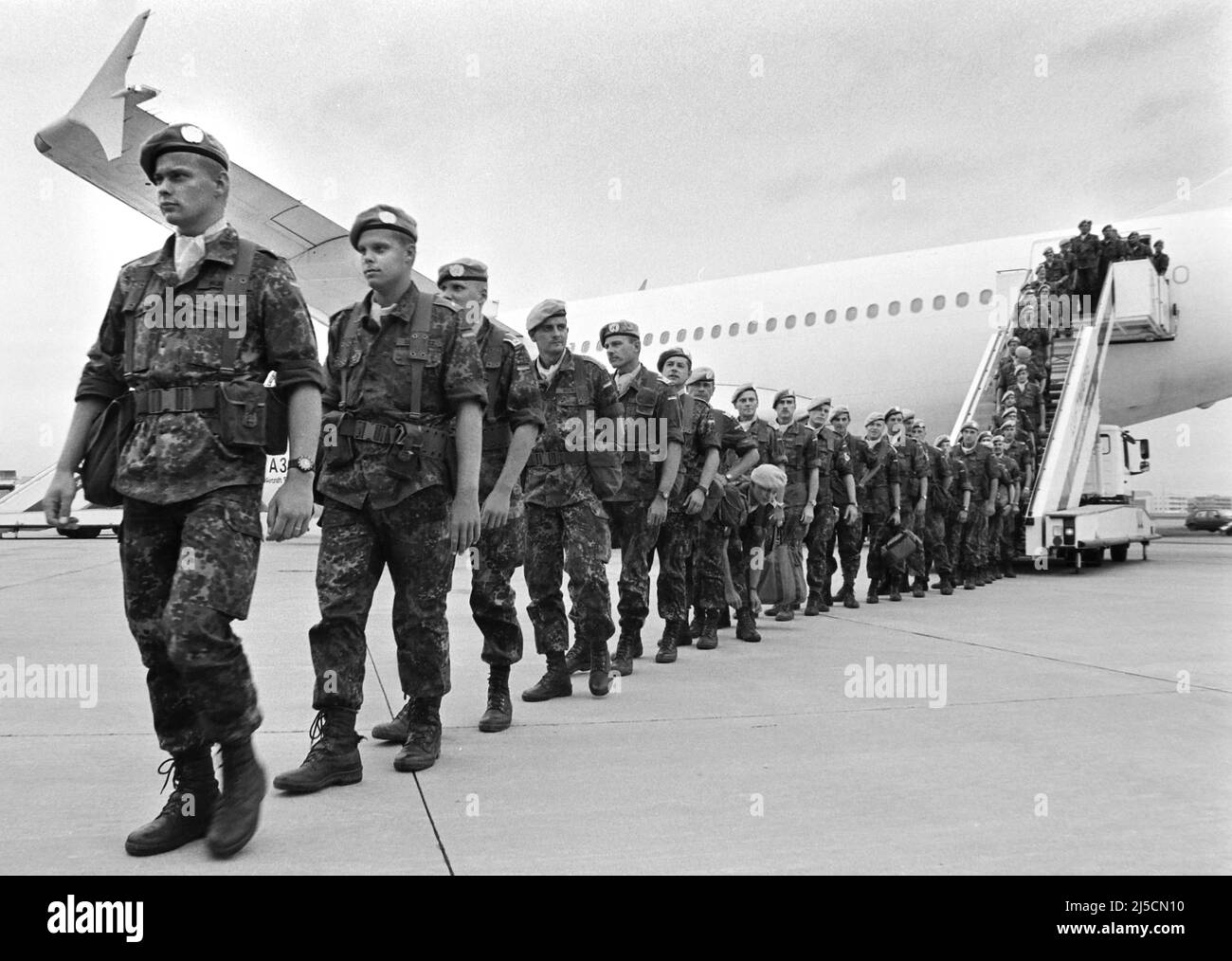 Flughafen Köln/Bonn, DEU, 15.03.1994 - Blauhelm-Soldaten der Bundeswehr kehren aus Somalia zurück. Die Vereinten Nationen haben im Rahmen der UNOSOM II-Mission Blauhelmsoldaten nach Somalia entsandt. Das UNOSOM-II-Mandat war der erste bewaffnete Auslandseinsatz der Bundeswehr. Das deutsche Kontingent beendete zusammen mit anderen Truppen seinen Einsatz in Somalia im März 1994. [Automatisierte Übersetzung] Stockfoto