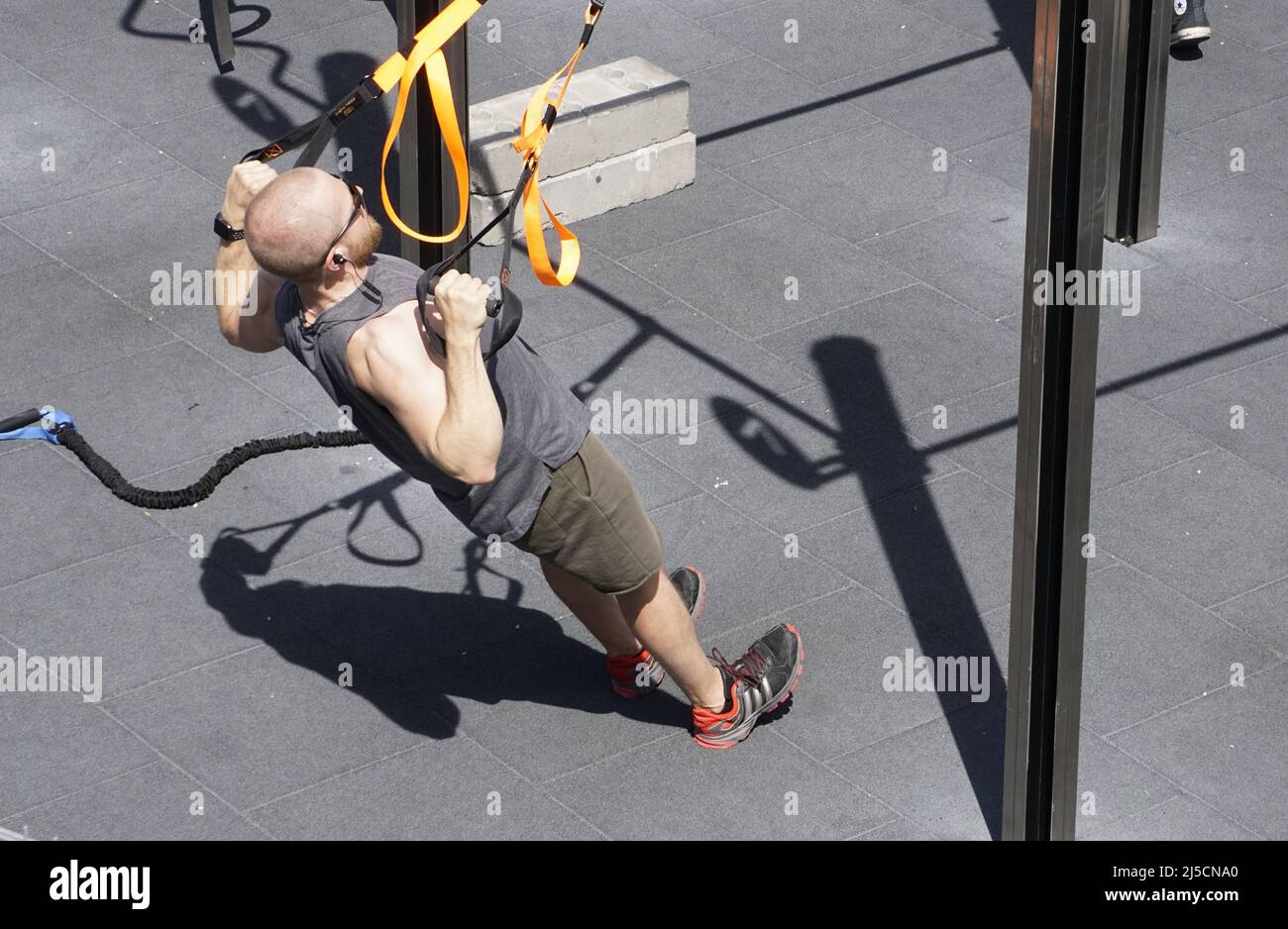 Berlin, DEU, 30.05.2020 - ein Athlet im Berliner Outdoor-Sportgebiet. Außerdem müssen die Entfernungsregeln eingehalten werden. Die Ausübung von kontaktlosem Sport ist auf Outdoor-Sportanlagen erlaubt. Die sportlichen Aktivitäten in Fitnessstudios sind nach wie vor stark eingeschränkt. [Automatisierte Übersetzung] Stockfoto