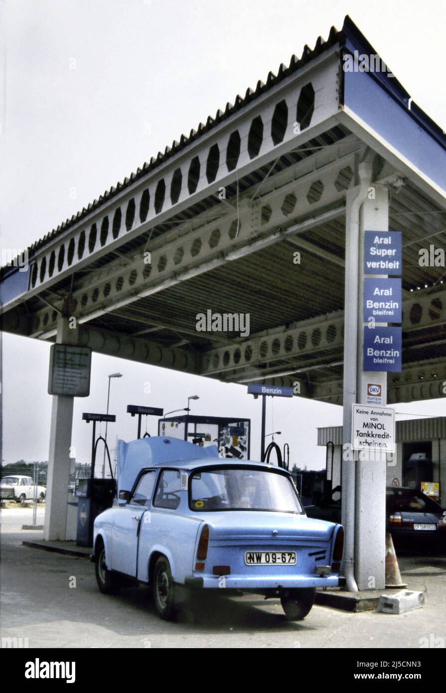 Leipzig, DEU, 16.07.1991 - Trabant an der ARAL-Tankstelle in Leipzig. [Automatisierte Übersetzung] Stockfoto