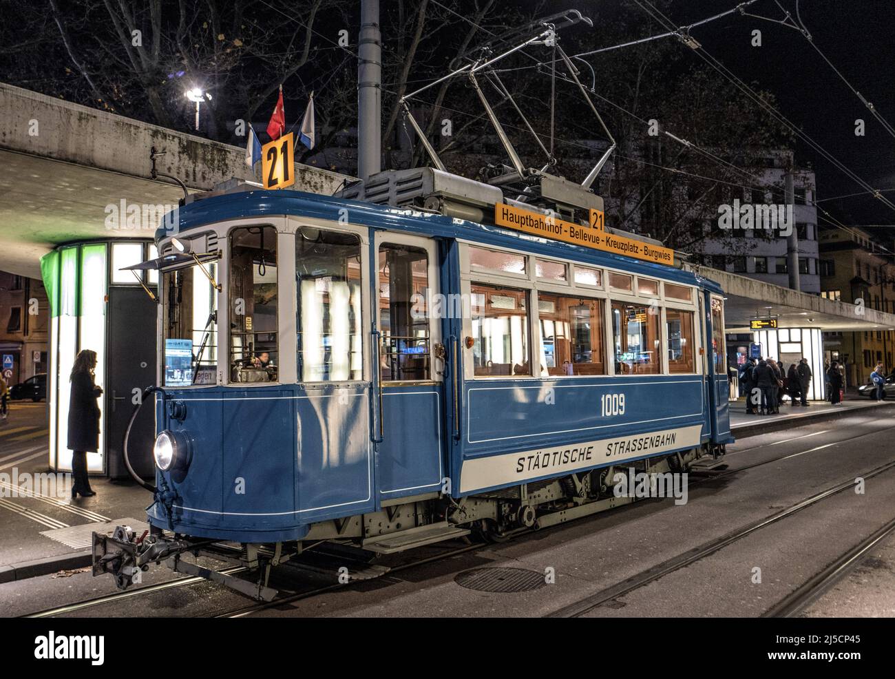 Schweiz, Zürich 30. November 2019. Straßenbahn in der Nähe des Hauptbahnhofs in Zürich am 30. November 2019. [Automatisierte Übersetzung] Stockfoto
