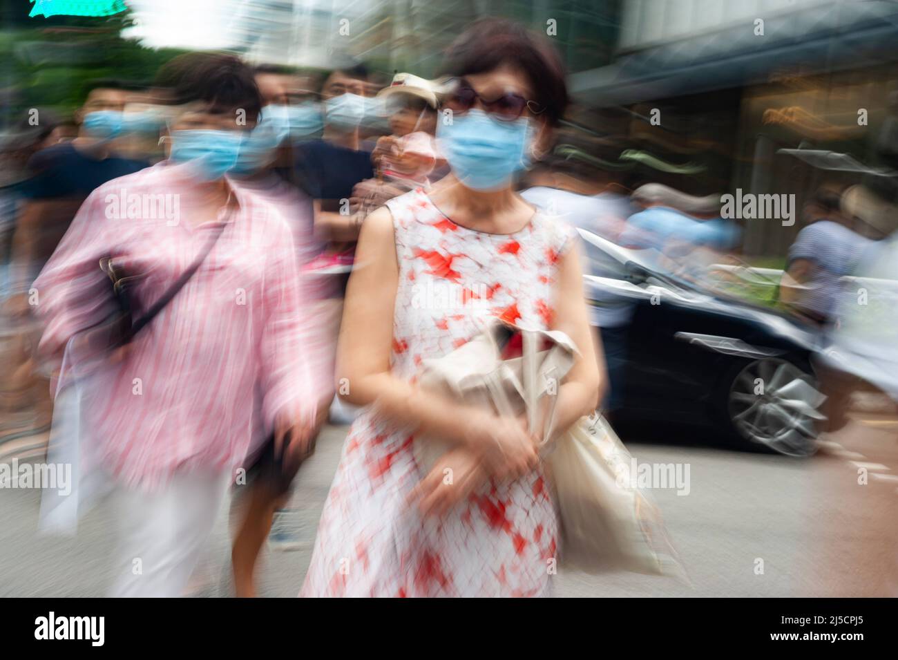 07/25/2020, Singapur, Republik Singapur, Asien - Fußgänger mit Gesichtsmasken gehen entlang der Orchard Road im Stadtzentrum, nachdem die Sperrungsbeschränkungen aufgehoben wurden, die die meisten Unternehmen während der Corona-Pandemie (Covid-19) für mehr als zwei Monate schließen und das öffentliche Leben stark beschnitten haben. Aufgrund der Corona-Krise schrumpfte die Wirtschaft Singapurs im zweiten Quartal dieses Jahres um mehr als 40 Prozent, und das südostasiatische Finanzkapital rutschte mehr als ein Jahrzehnt lang wieder in die Rezession. [Automatisierte Übersetzung] Stockfoto