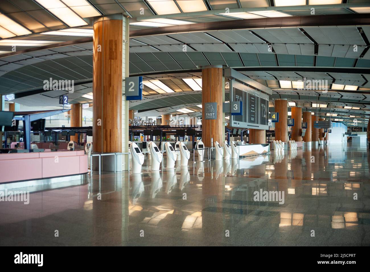 05.08.2020, Singapur, Republik Singapur, Asien - Innenansicht der geschlossenen und leeren Abflughalle im Terminal 2 am Changi Airport. Aufgrund der weltweiten Ausbreitung des Coronavirus (Covid-19) ist der weltweite Flugverkehr in den letzten Monaten stark zurückgegangen, und es kommt weiterhin zu erheblichen Flugausfällen. Seit der Wiederaufnahme einiger internationaler Strecken ist auch die Passagierzahl gesunken, und es ist nicht ungewöhnlich, dass Fluggesellschaften mit sehr niedrigen Lastfaktoren fliegen. Gleichzeitig schrumpfte die Wirtschaft Singapurs im zweiten Quartal dieses Jahres um mehr als 40 Prozent und die südostasiatische Wirtschaft Stockfoto