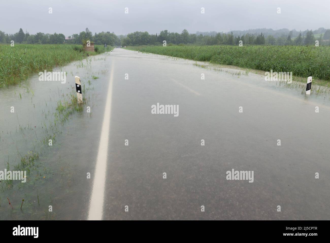 Nach anhaltenden Starkregen in Bayern sind einige Straßen komplett überflutet. [Automatisierte Übersetzung] Stockfoto