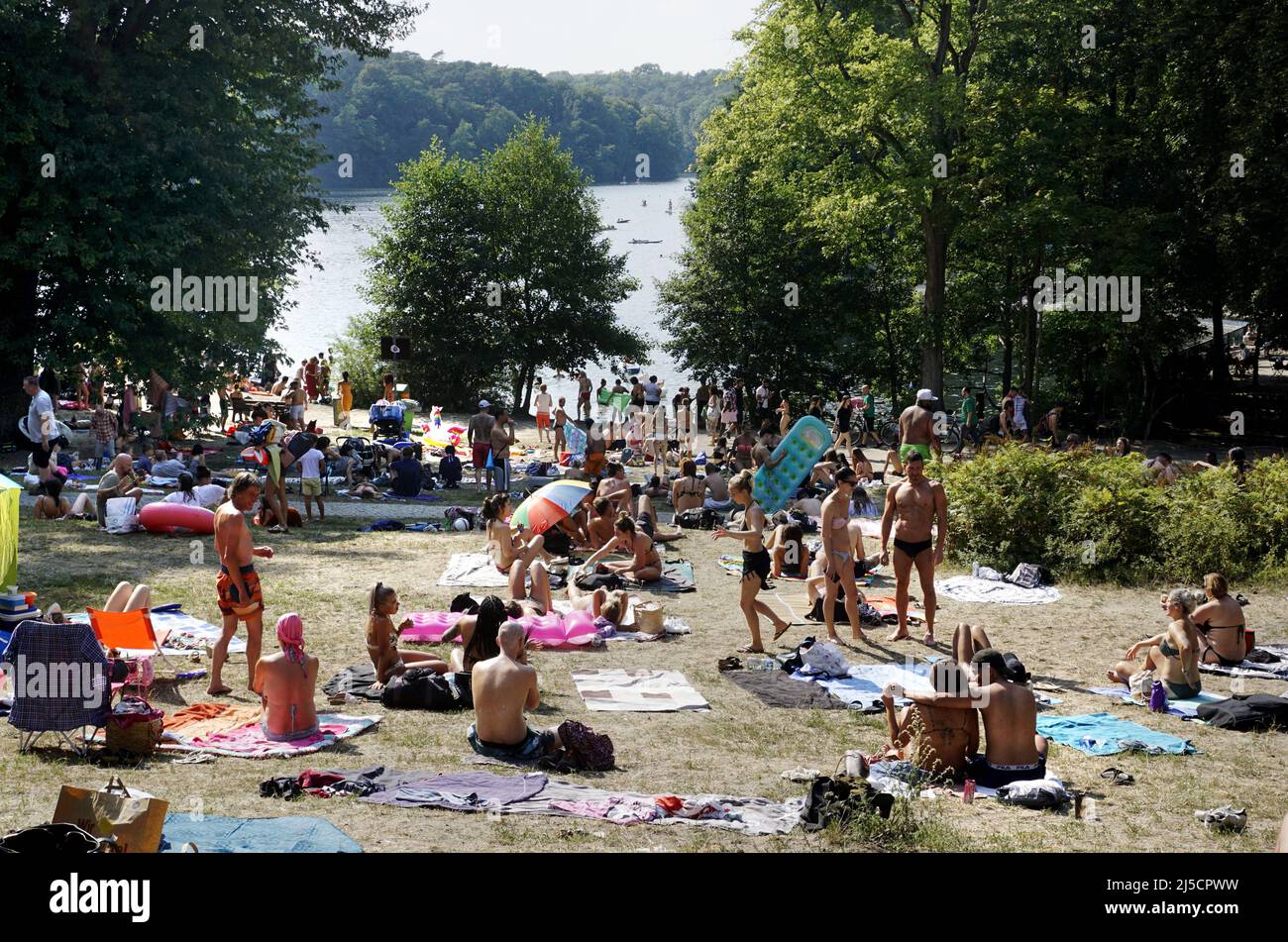 Berlin, DEU, 07.08.2020 - Abkühlung bei sommerlichen 30 Grad am Berliner Schlachtensee. Es ist nicht einfach, die Entfernungsregeln einzuhalten. In Deutschland steigt die Zahl der Neuinfektionen erneut an. Die Angst vor einer zweiten Corona-Welle ist da. [Automatisierte Übersetzung] Stockfoto