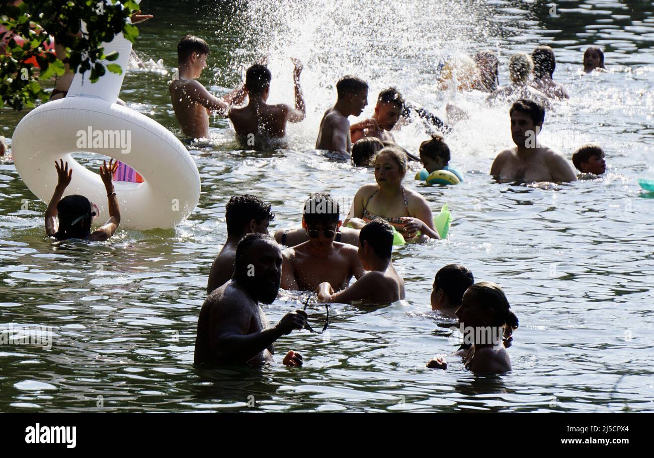 Berlin, DEU, 07.08.2020 - Abkühlung bei sommerlichen 30 Grad am Berliner Schlachtensee. Es ist nicht einfach, die Entfernungsregeln einzuhalten. In Deutschland steigt die Zahl der Neuinfektionen erneut an. Die Angst vor einer zweiten Corona-Welle ist da. [Automatisierte Übersetzung] Stockfoto