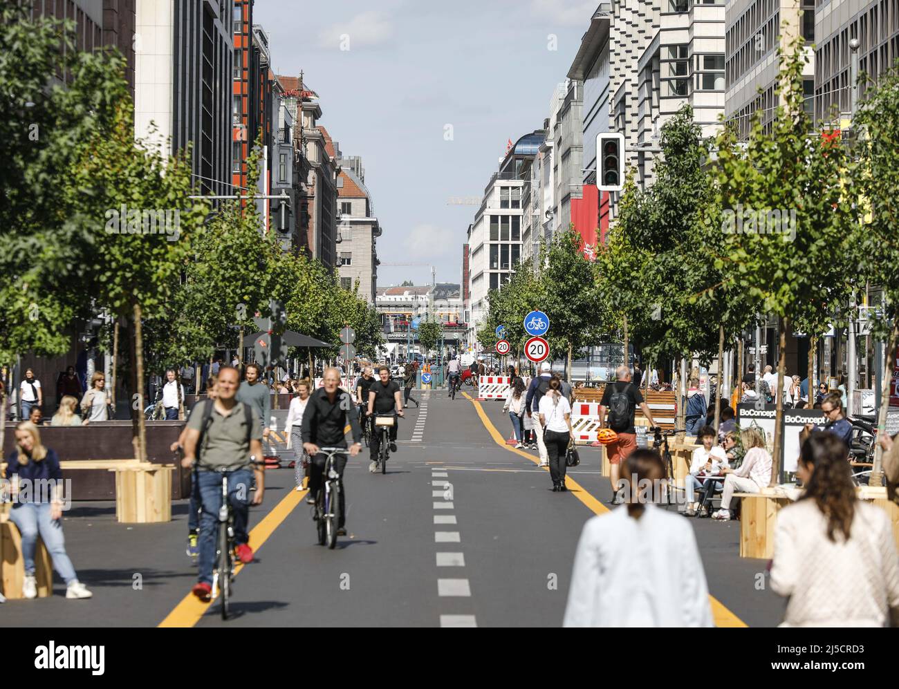 Berlin, DEU, 03.09.2020 - Radfahrer, Scooter-Fahrer und Fußgänger sind auf der autofreien Friedrichstraße in Berlin unterwegs. Auf einem 500 Meter langen Abschnitt ist der Verkehr bis Ende Januar 2021 für Autos gesperrt. [Automatisierte Übersetzung] Stockfoto