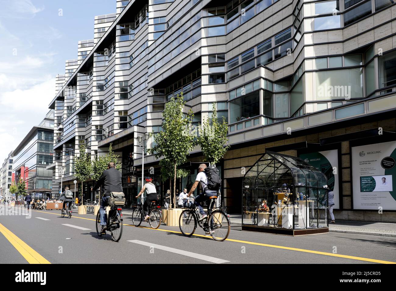 Berlin, DEU, 03.09.2020 - Radfahrer, Scooter-Fahrer und Fußgänger sind auf der autofreien Friedrichstraße in Berlin unterwegs. Auf einem 500 Meter langen Abschnitt ist der Verkehr bis Ende Januar 2021 für Autos gesperrt. [Automatisierte Übersetzung] Stockfoto