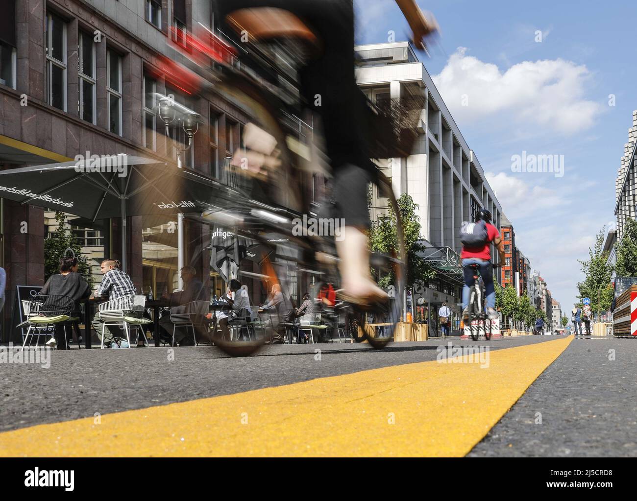 Berlin, DEU, 03.09.2020 - Radfahrer, Scooter-Fahrer und Fußgänger sind auf der autofreien Friedrichstraße in Berlin unterwegs. Auf einem 500 Meter langen Abschnitt ist der Verkehr bis Ende Januar 2021 für Autos gesperrt. [Automatisierte Übersetzung] Stockfoto