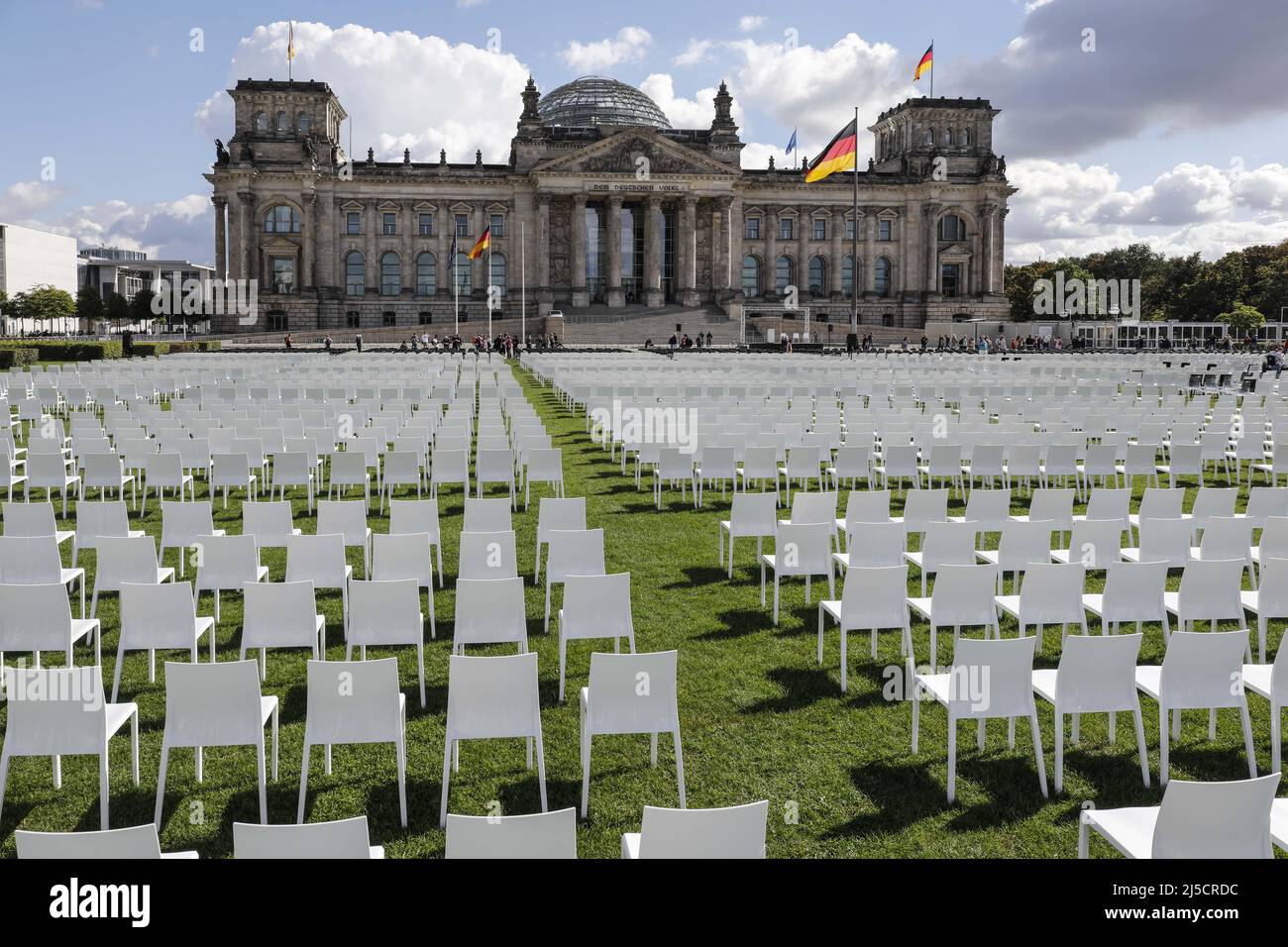 'Berlin, DEU, 07.09.2020 - 13 000 Stühle stehen vor dem Reichstag. Die Stühle symbolisieren die Menschen, die derzeit im Flüchtlingslager Moria leben. Der bundesweite antirassistische Aktionstag "We'll Come United" wird unterstützt von Seebrücke, Sea-Watch, #LeaveNoOneBeind und Campact. [Automatisierte Übersetzung]' Stockfoto