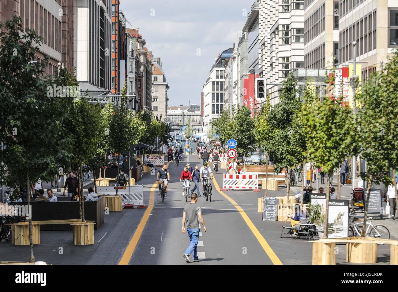 Berlin, DEU, 03.09.2020 - Radfahrer, Scooter-Fahrer und Fußgänger sind auf der autofreien Friedrichstraße in Berlin unterwegs. Auf einem 500 Meter langen Abschnitt ist der Verkehr bis Ende Januar 2021 für Autos gesperrt. [Automatisierte Übersetzung] Stockfoto