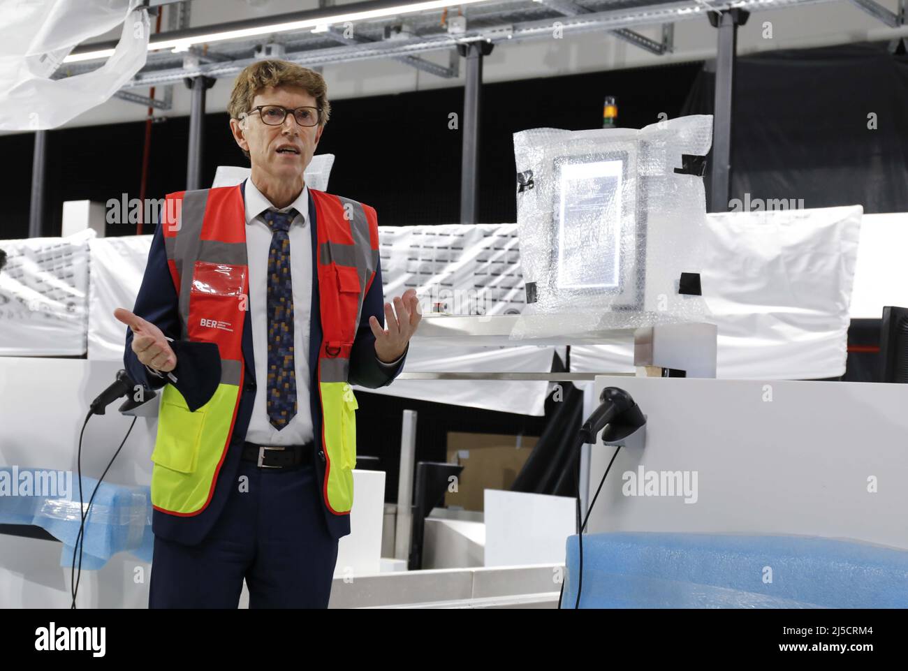 Schönefeld, DEU, 25.09.2020 - Engelbert Luetke Daldrup, Vorsitzender der Geschäftsführung der Flughafen Berlin brandenburg GmbH im fertiggestellten Terminal 2 des Flughafens BER. Es verfügt über eine Kapazität von 6 Millionen Passagieren pro Jahr. Aufgrund des Einbruchs der Passagierzahlen wird das neue Terminal erst im Sommerflugplan 2021 in Betrieb gehen. [Automatisierte Übersetzung] Stockfoto