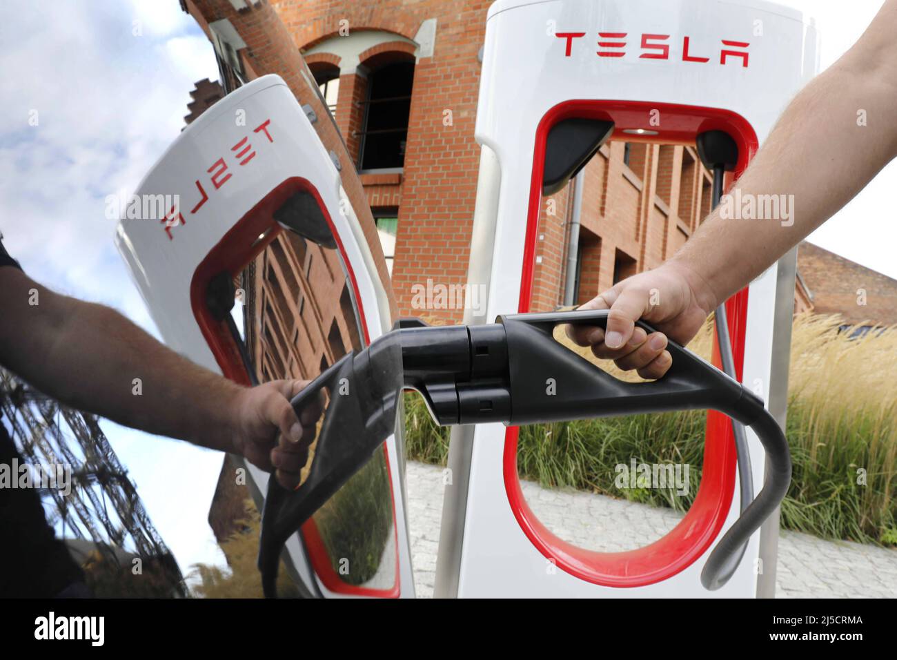 Berlin, DEU, 2020/09/24 - Tesla Model S an einer TESLA-Kompressorstation. Tesla hat einen neuen Supercharger-Standort mit V3 Ständen in Berlin eröffnet. Der Ladepark auf dem Gelände des EUREF Campus in Berlin Schöneberg bietet 12 der Schnellladestationen mit bis zu 250 kW. [Automatisierte Übersetzung] Stockfoto