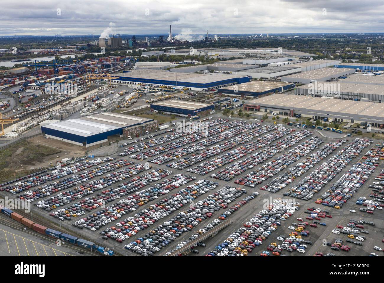 Duisburg, DEU, 27.09.2020 - Fahrzeugterminal im Binnenhafen Logport 1, Duisburg, Fahrzeugumschlag von Neuwagen. Hier befand sich bis 1993 das Krupp-Stahlwerk. [Automatisierte Übersetzung] Stockfoto