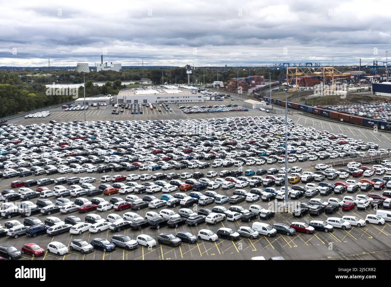 Duisburg, DEU, 27.09.2020 - Fahrzeugterminal im Binnenhafen Logport 1, Duisburg, Fahrzeugumschlag von Neuwagen. Hier befand sich bis 1993 das Krupp-Stahlwerk. [Automatisierte Übersetzung] Stockfoto