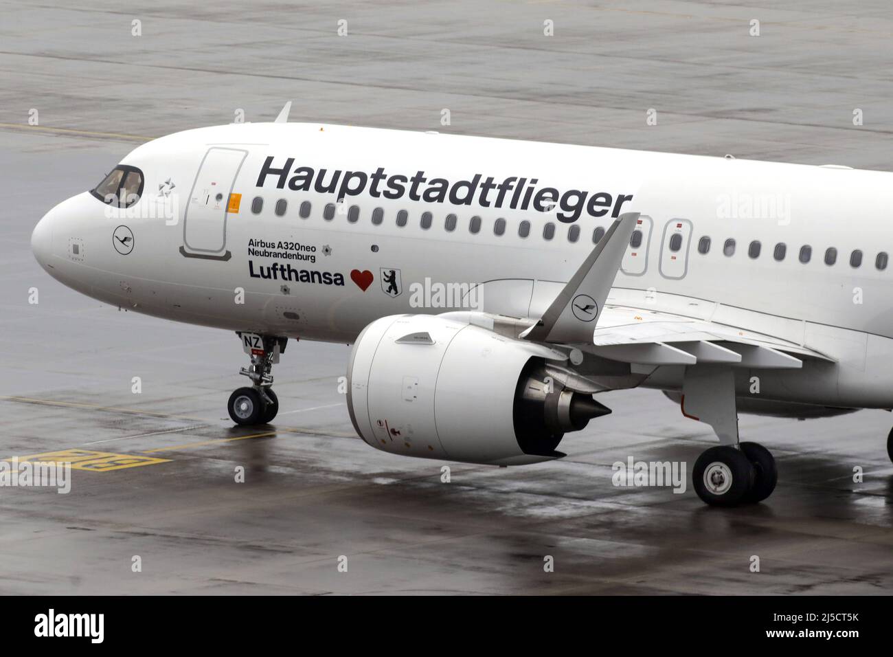 Schönefeld, DEU, 31.10.2020 - Bei der Eröffnung des Flughafens BER Wird Ein Lufthansa Airbus A320neo namens ''Hauptstadtflieger'' landen. [Automatisierte Übersetzung]' Stockfoto