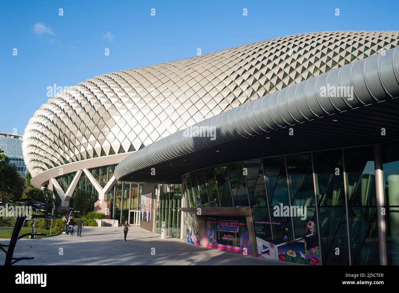 '05.01.2020, Singapur, Republik Singapur, Asien - Blick auf die Esplanade-Theater (Theater an der Bucht), ein kulturelles Zentrum am Singapore River in Marina Bay. Die Aluminiumplatten der Gebäudehülle verleihen der Esplanade ihre besondere Form, was wiederum zu ihrem Spitznamen ''Durian'' geführt hat. [Automatisierte Übersetzung]' Stockfoto