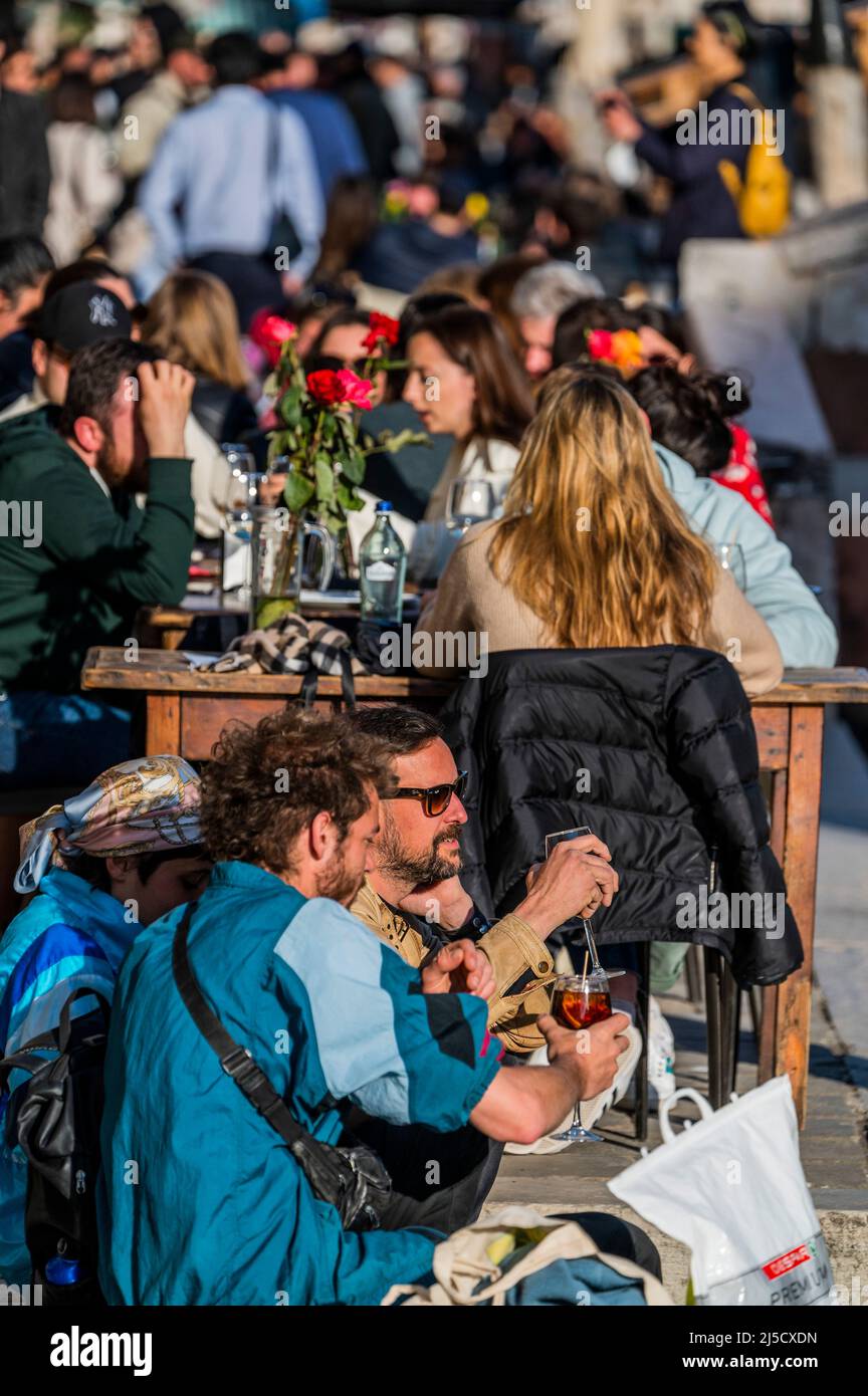 Al fresco Cafe Society - Venedig zu Beginn der Biennale di Venezia im Jahr 2022. Stockfoto