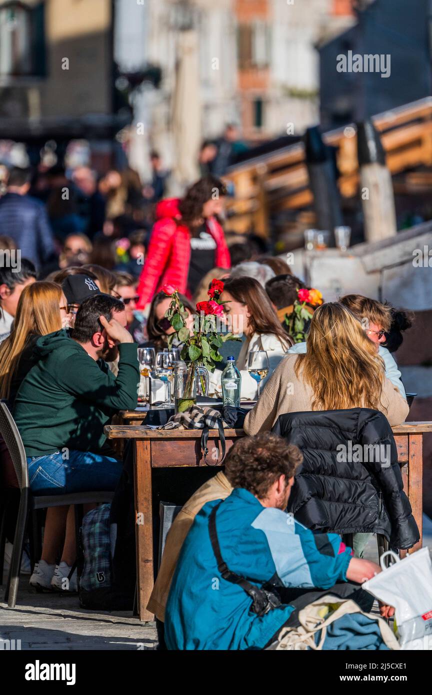 Al fresco Cafe Society - Venedig zu Beginn der Biennale di Venezia im Jahr 2022. Stockfoto
